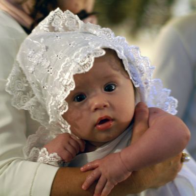 Bagaimanakah ritus bayi itu dibaptiskan?