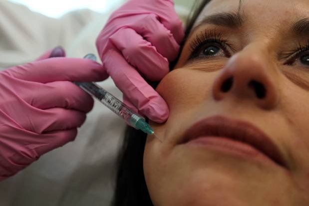 Wanita Amerika telah menumbuhkan tulang di kelopak matanya selepas prosedur kosmetik
