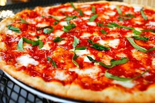 2. Piza Neapolitan, Itali